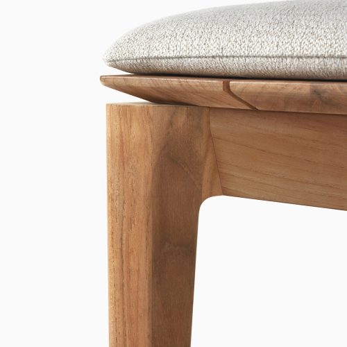 10381 Bokoutdoorbench137 teak OffWhitefabric det2 cut HQ