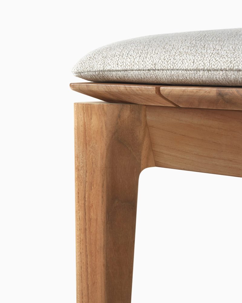 10381 Bokoutdoorbench137 teak OffWhitefabric det2 cut HQ