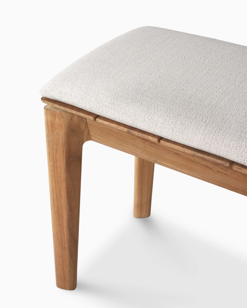 10381 Bokoutdoorbench137 teak OffWhitefabric det3 cut HQ