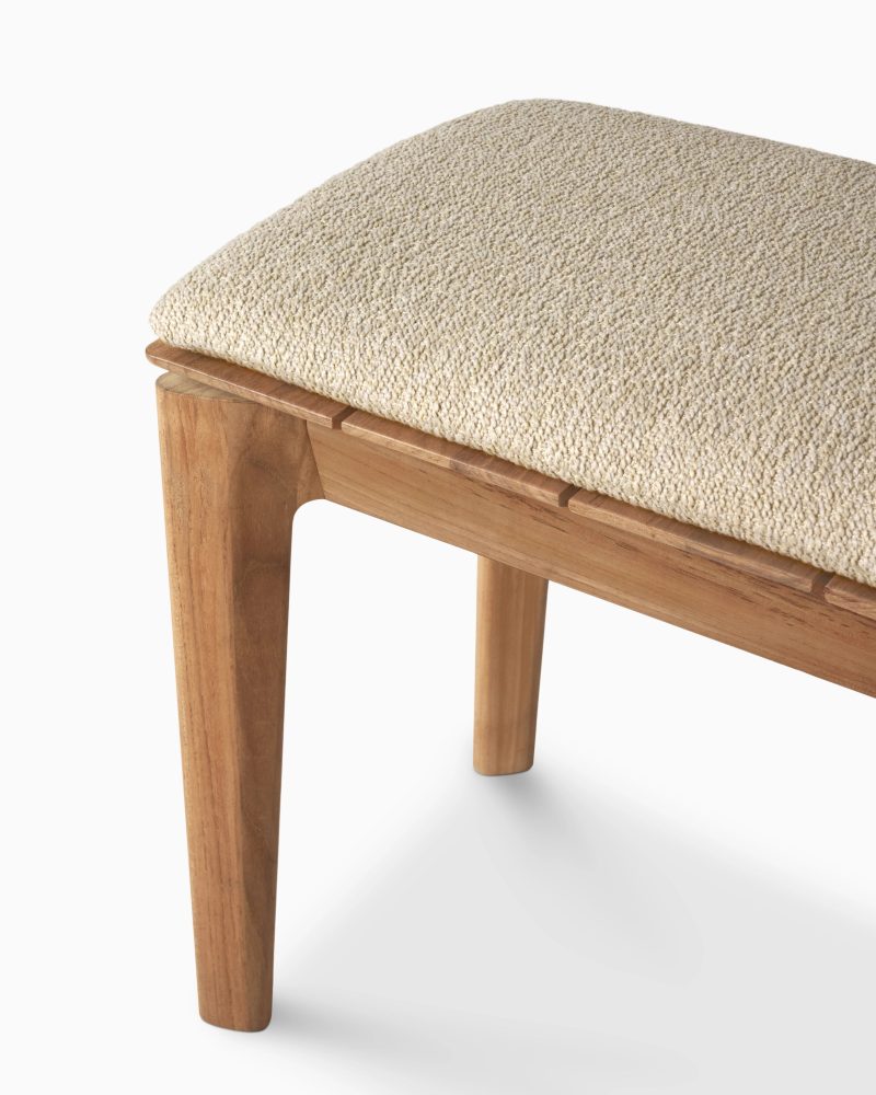 10383 Bokoutdoorbench137 teak Naturalfabric det3 cut HQ